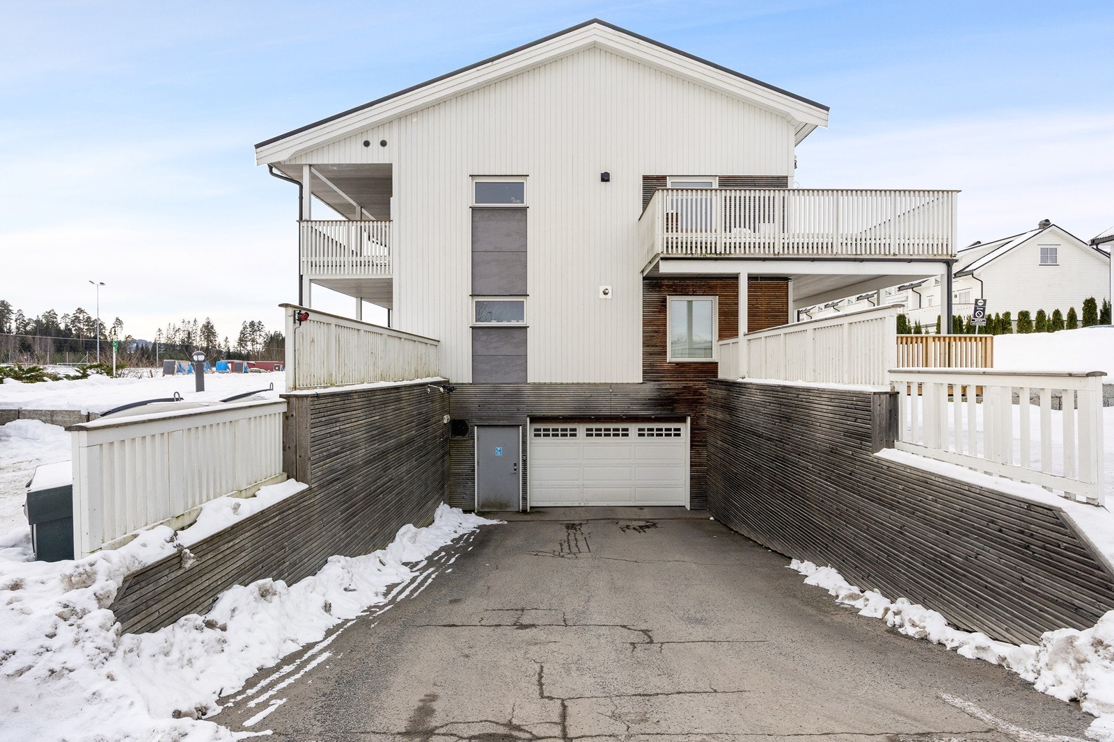 I underetasjen av leilighetsbygget er det felles garasjekjeller. Galleribilde