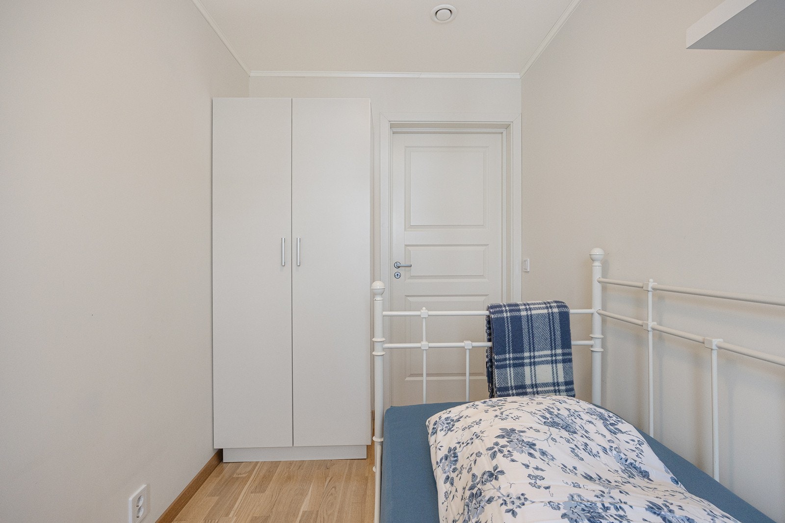 Soverommet har plass til seng og garderobeløsning. Galleribilde