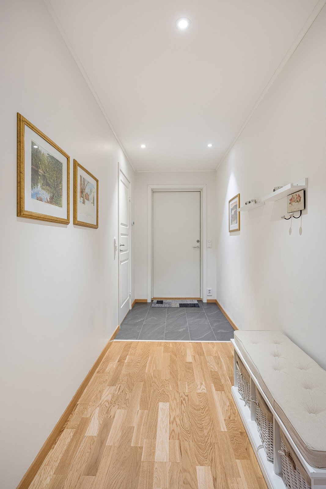 ytterst i entreen er det praktiske fliser på gulvet. Galleribilde