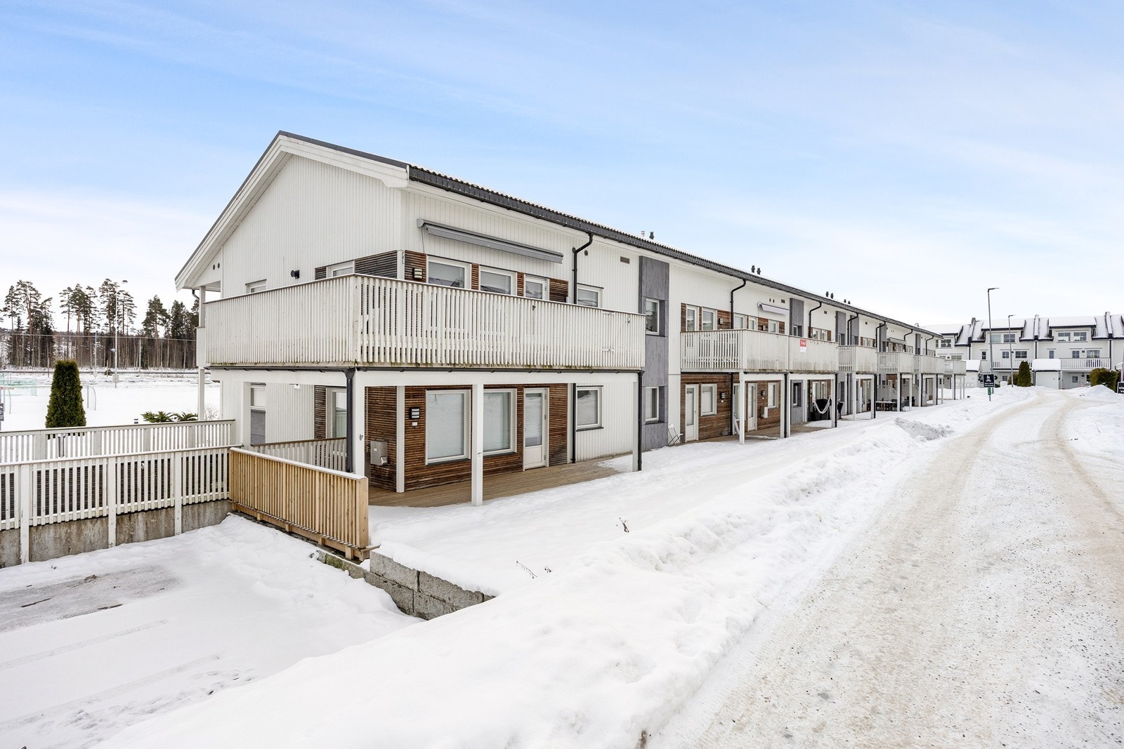 Eiendommen ligger landlig og barnevennlig til, med nærhet til idrettsanlegg, barnehage og populære turområder, samt med kort vei til skoler, butikker og togstasjon. Galleribilde