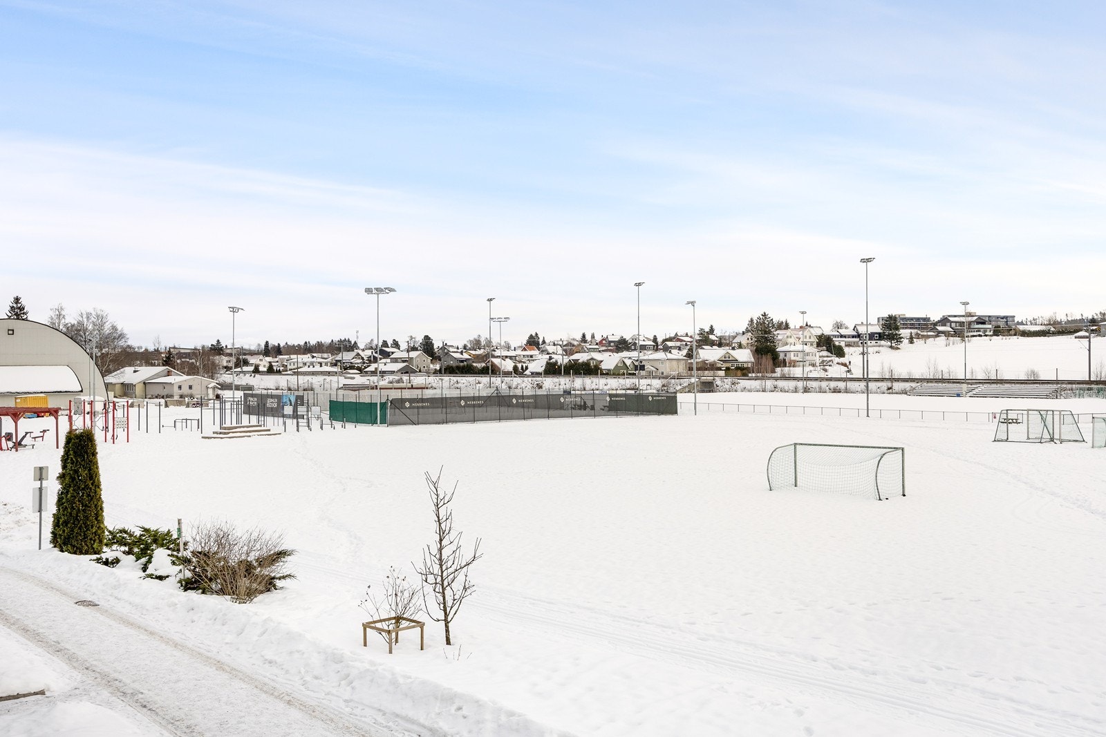 I nabolaget ligger det flere idrettsbaner og rikelig med aktivitetstilbud. Galleribilde