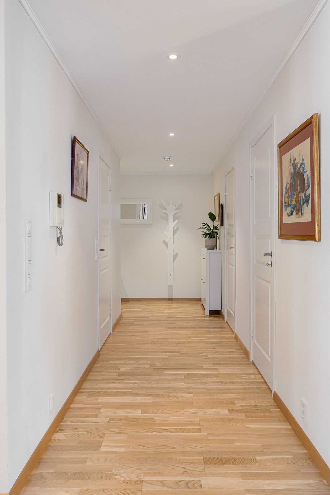 I entreen er det downlightsbelysning i tak. Galleribilde