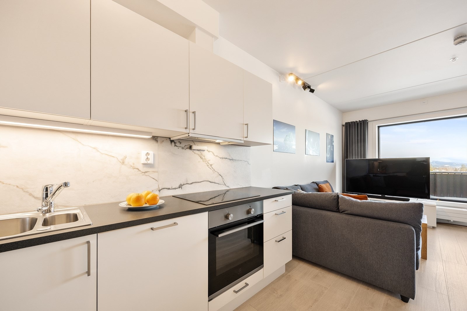 Leiligheten har en åpen og sosial løsning mellom stue og kjøkken. Galleribilde