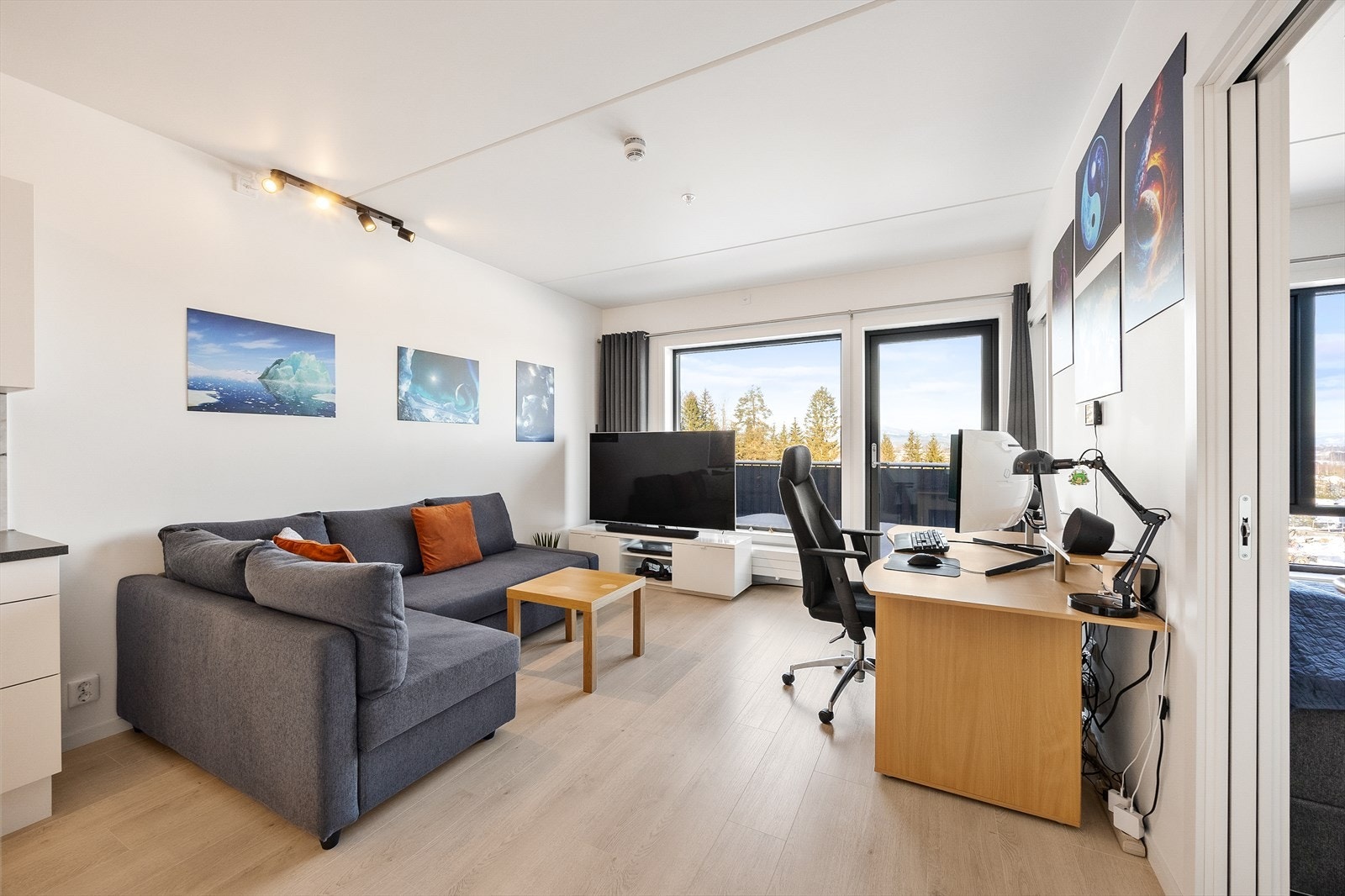 Stuen er et lyst og luftig rom med plass til sofagruppe. Galleribilde