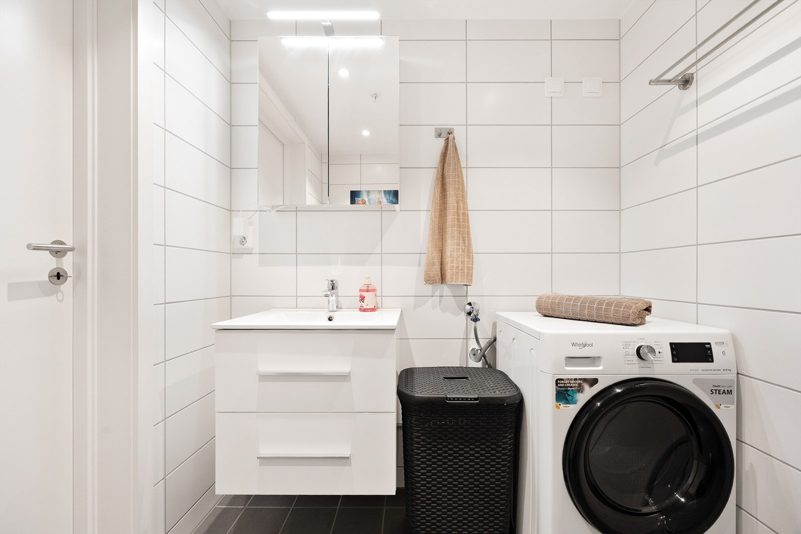 Badet har opplegg for vaskemaskin, som forenkler hverdagslogistikken. Galleribilde