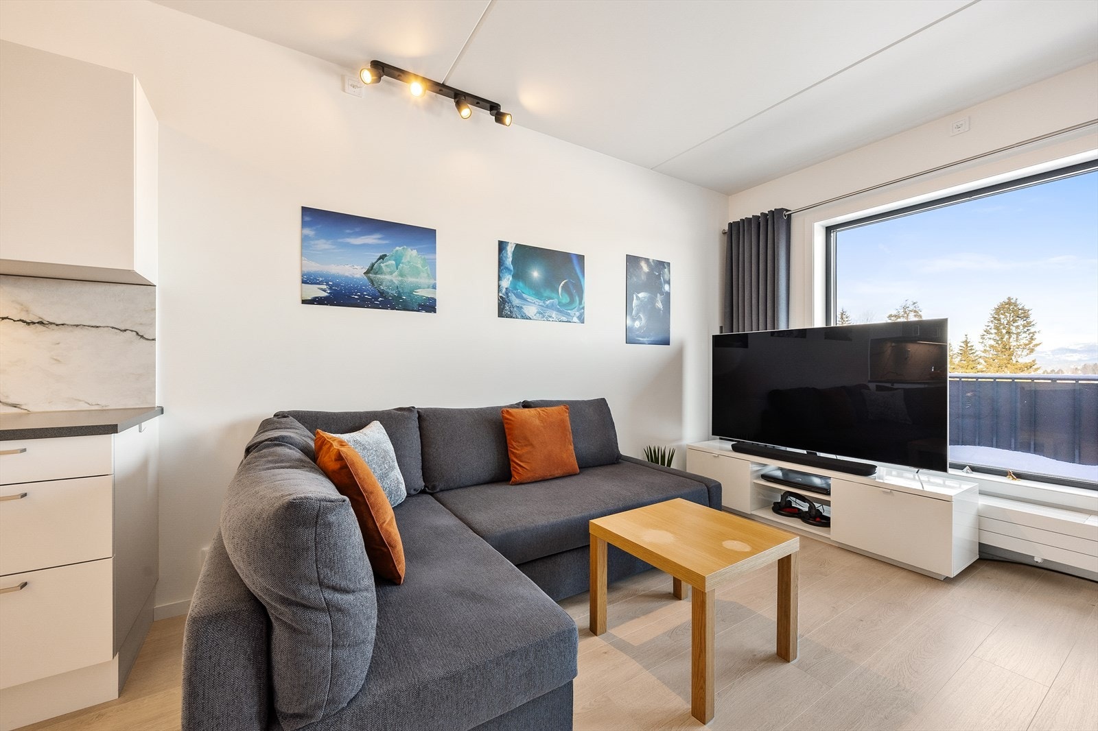 Store vindusflater gir rikelig med naturlig lys inn i rommet. Galleribilde