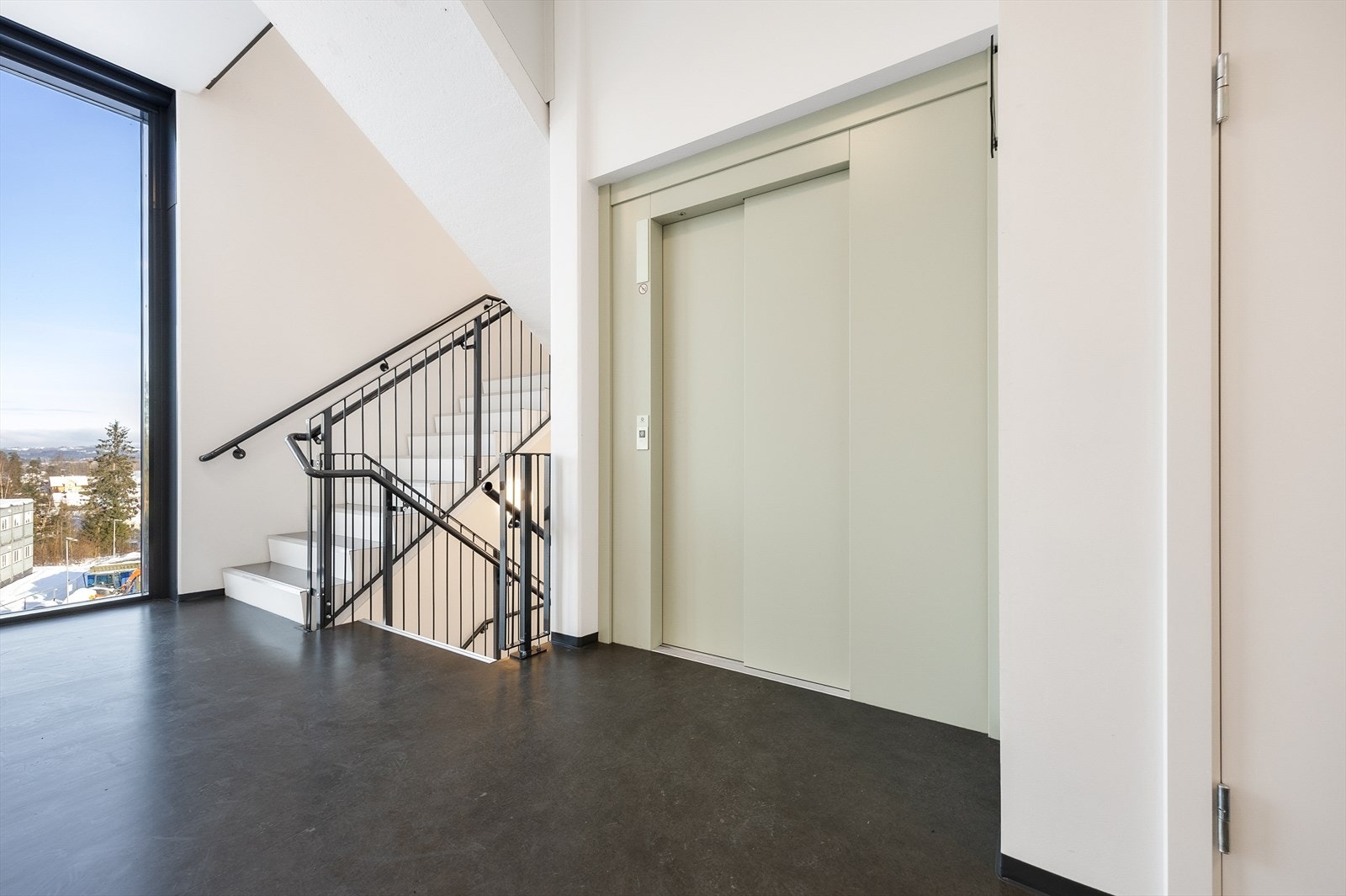 Bygget er utstyrt med heis for enkel adkomst til alle etasjer. Galleribilde