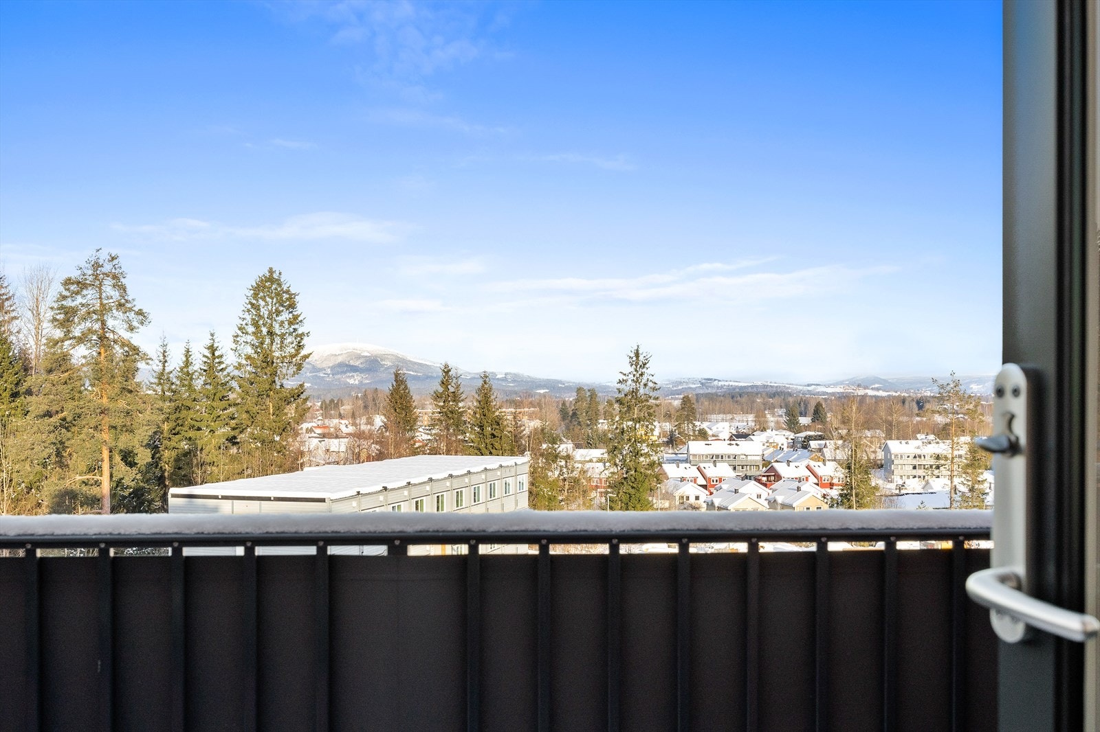 Utsikten gir en god romfølelse og kontakt med omgivelsene. Galleribilde