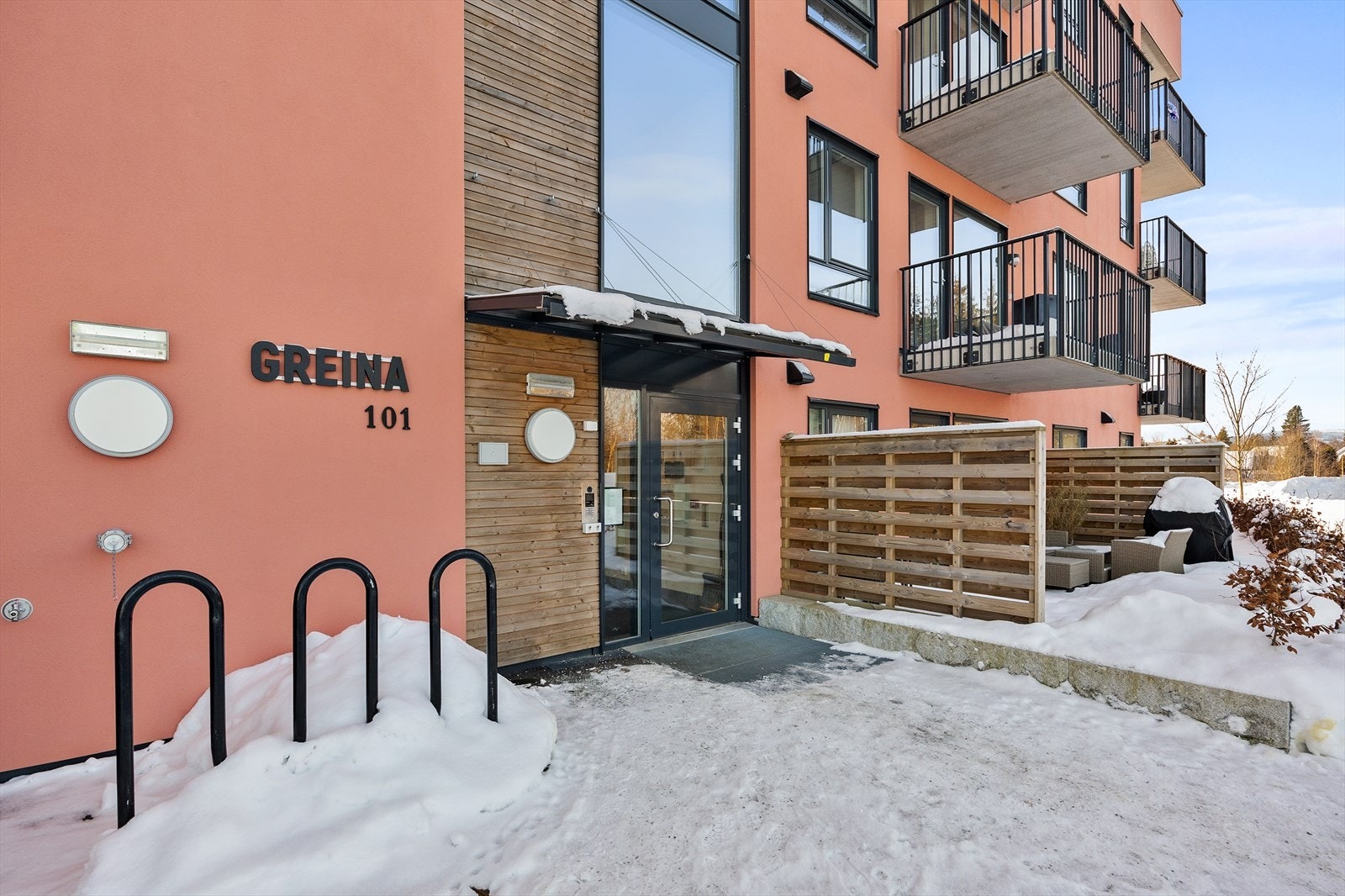 Representativt og overbygget inngangsparti. Galleribilde