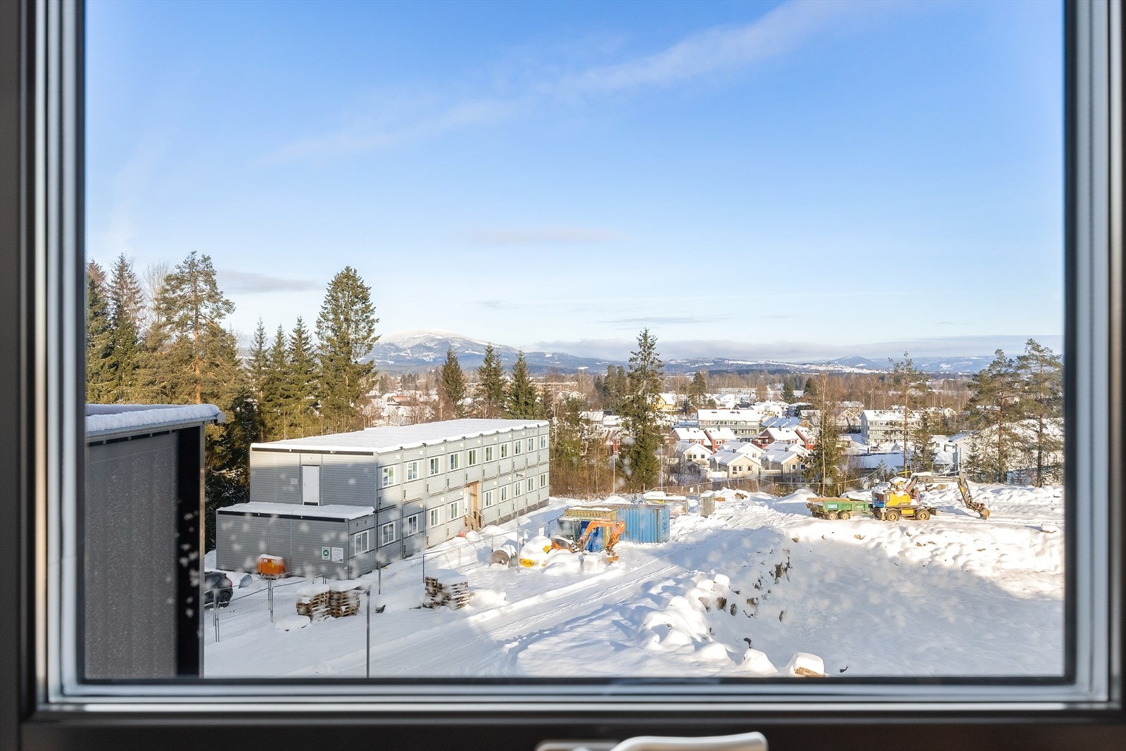 Fra leiligheten er det en åpen utsikt over nærområdet. Galleribilde