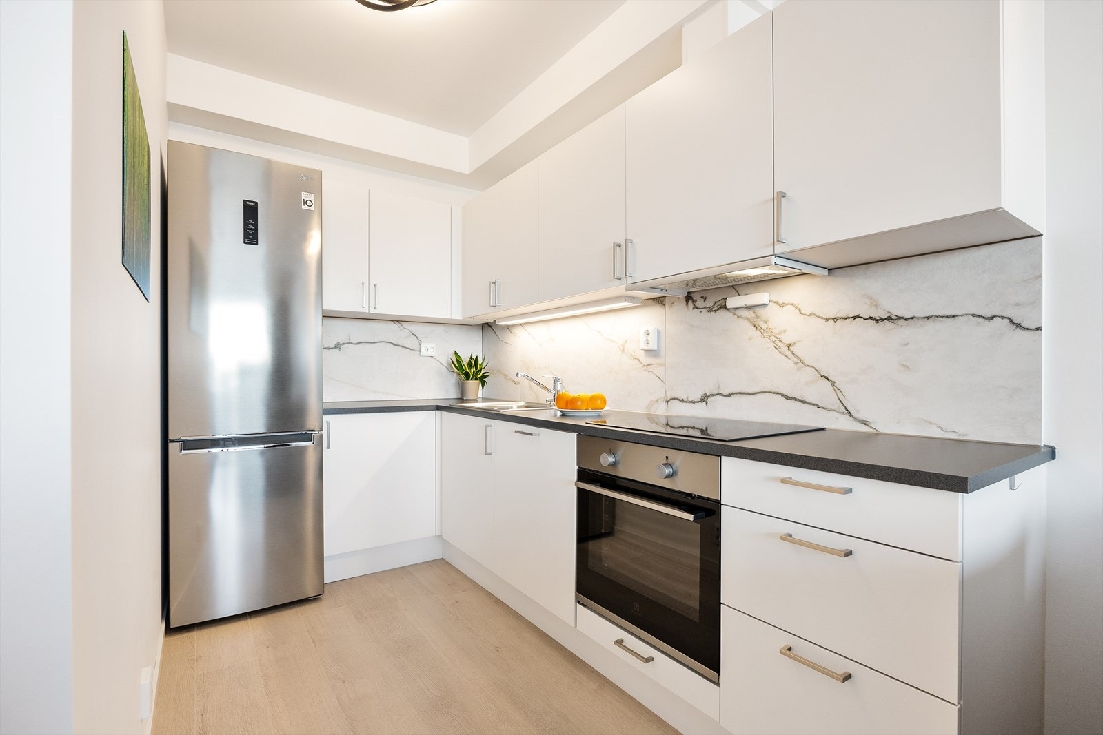 Stilrent kjøkken med god skap- og benkeplass. Galleribilde