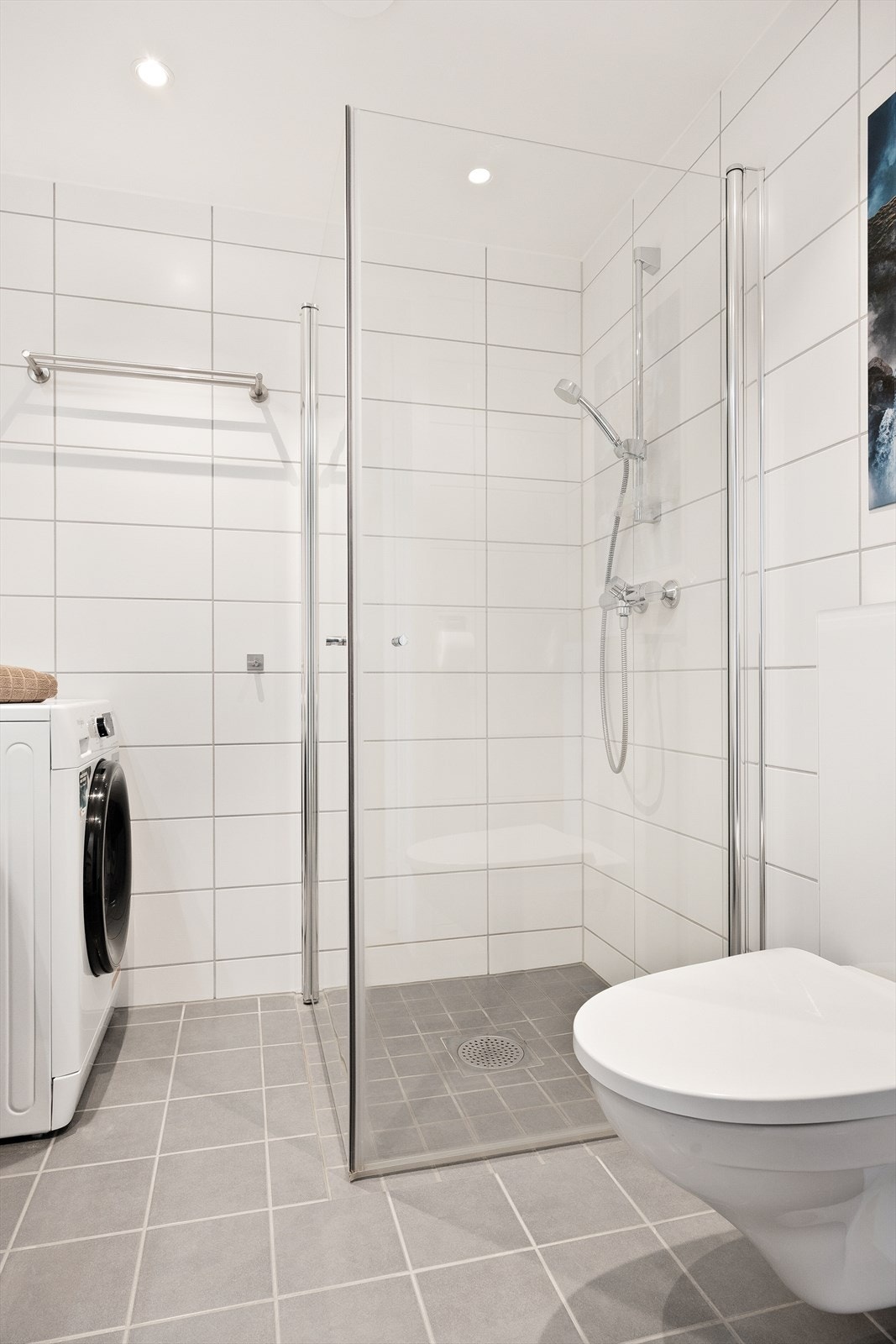 Praktisk dusjhjørne med innfellbare glassdører som frigjør gulvplass. Galleribilde