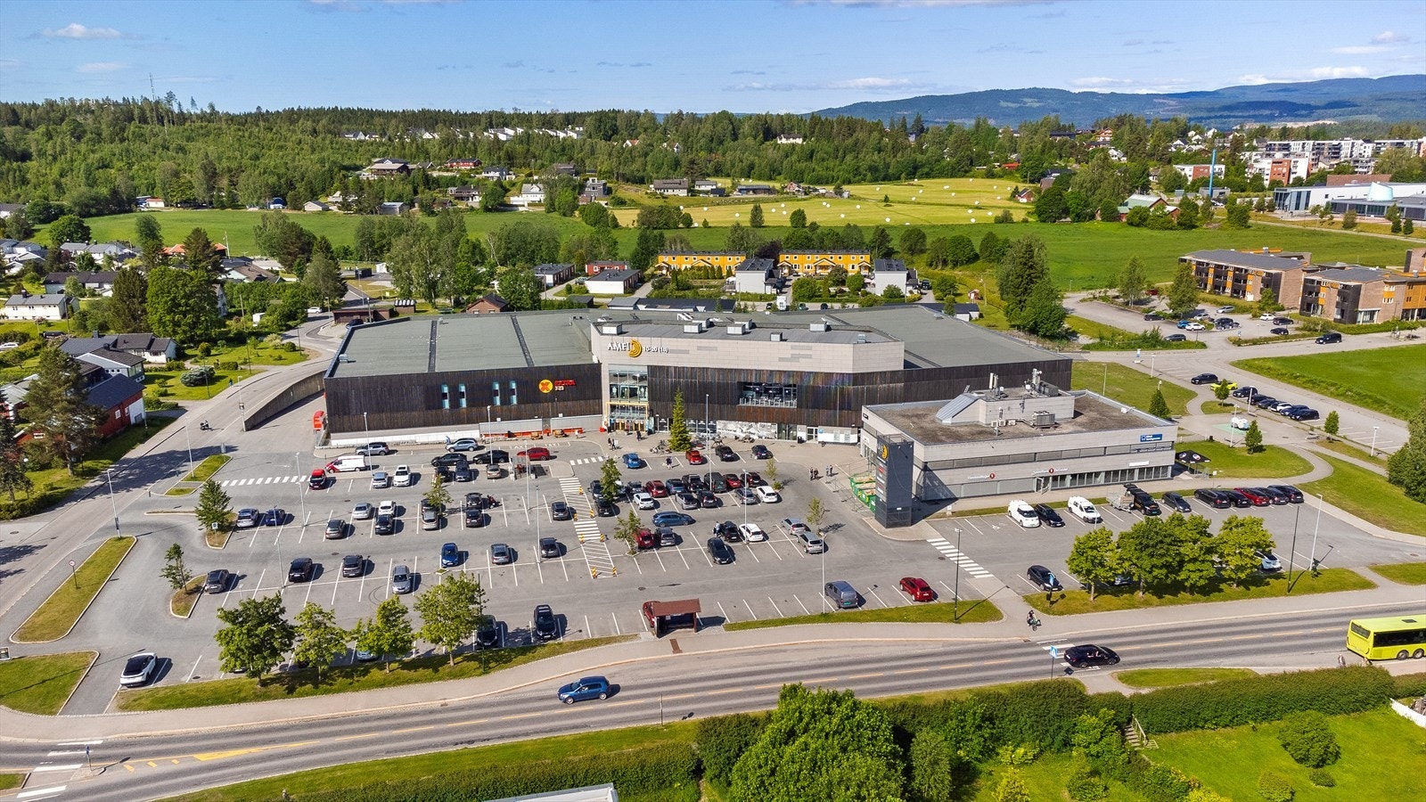 I nærområdet finnes kjøpesenter med dagligvarehandel og diverse servicetilbud. Galleribilde