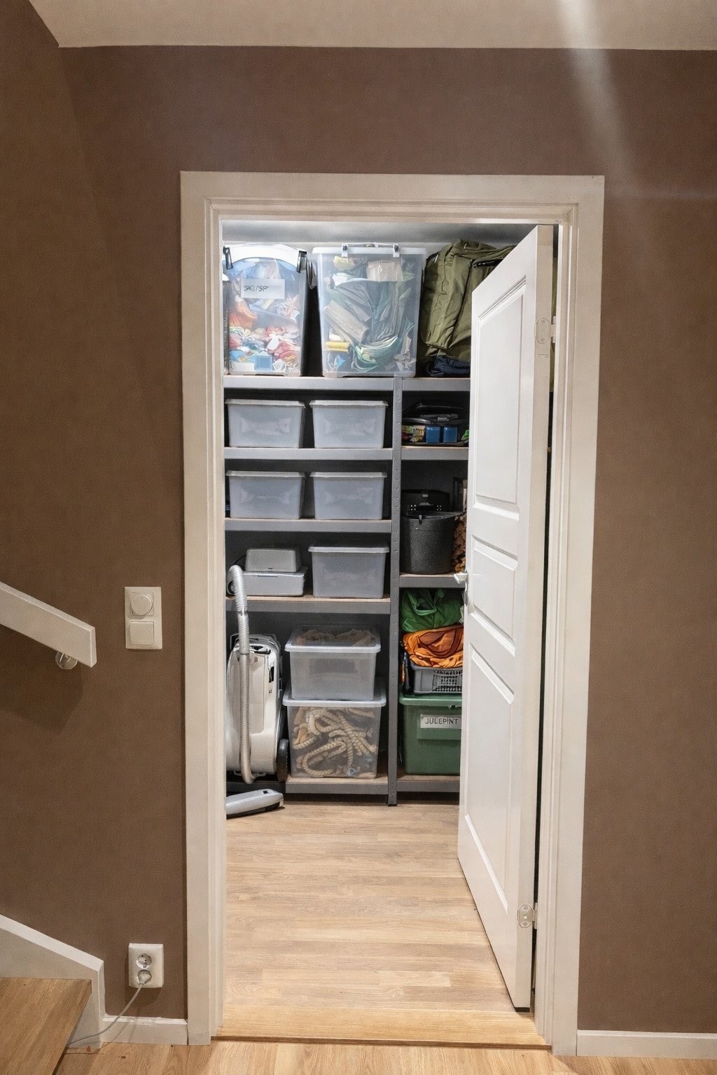 Innvendig bod. Illustrasjonsbilde - elementer lagt inn med AI Galleribilde