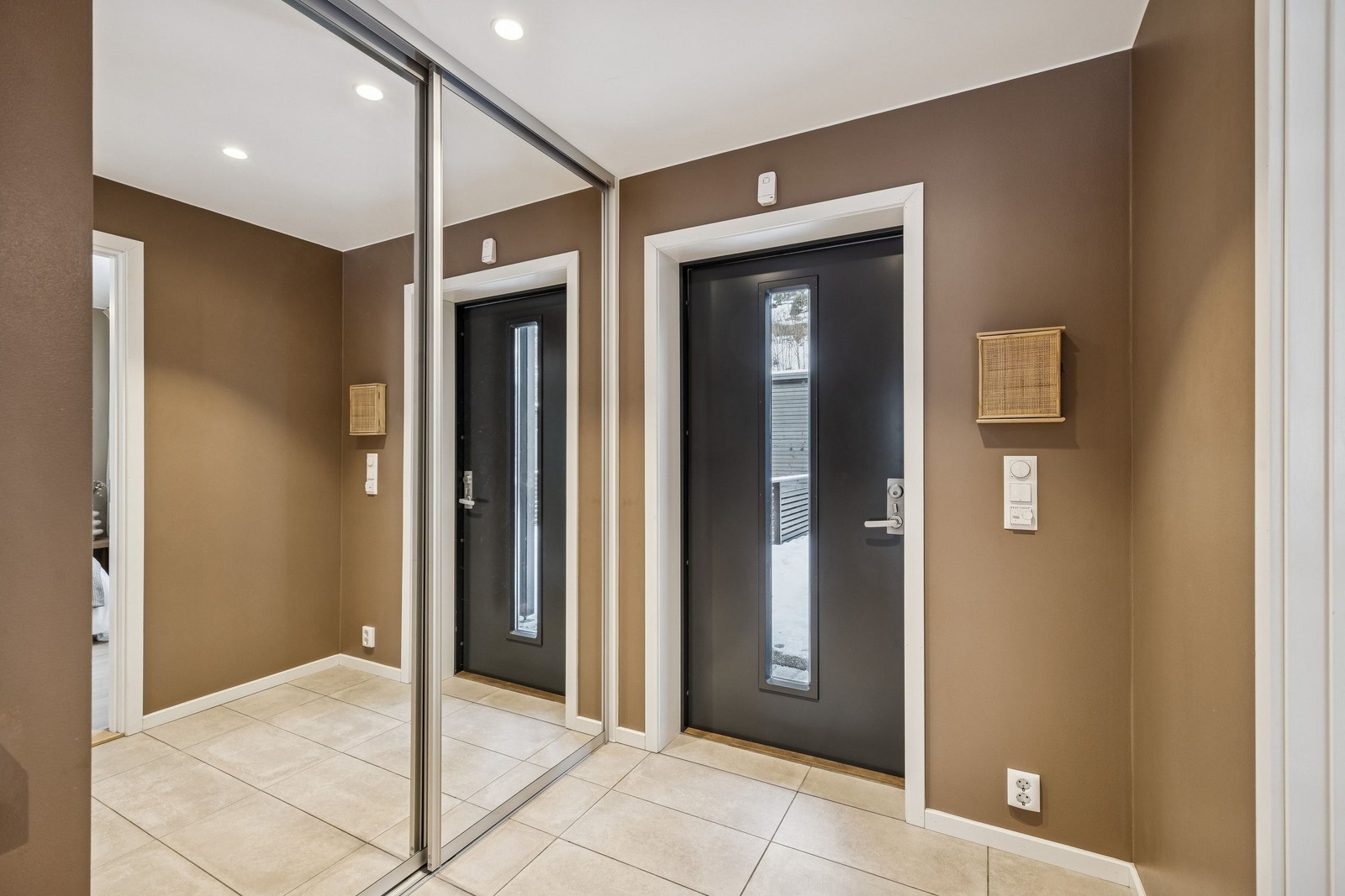 Entre med romslig skyvedørsgarderobe. Innredning fra Elfa. Galleribilde