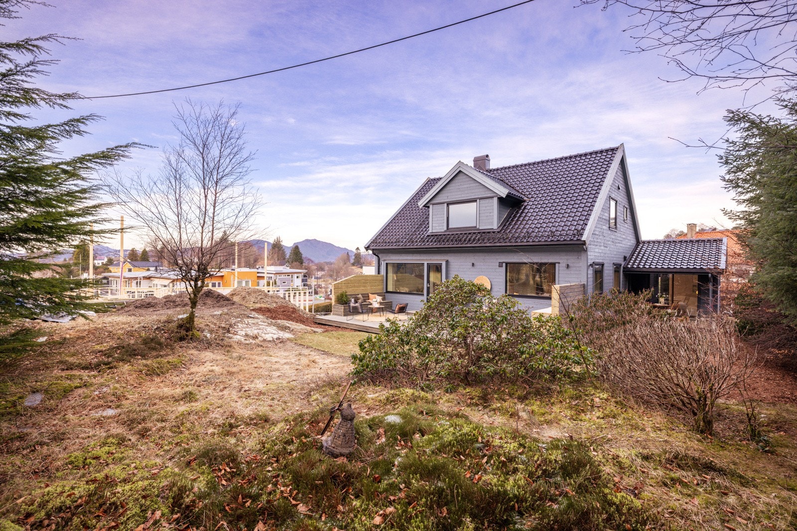 I front av boligen har du stor hage med god boltreplass Galleribilde