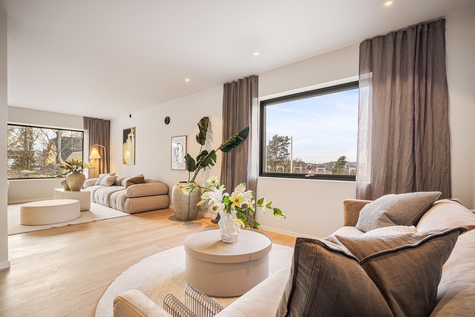 I stuen er det lekker enstavs eikeparkett Galleribilde