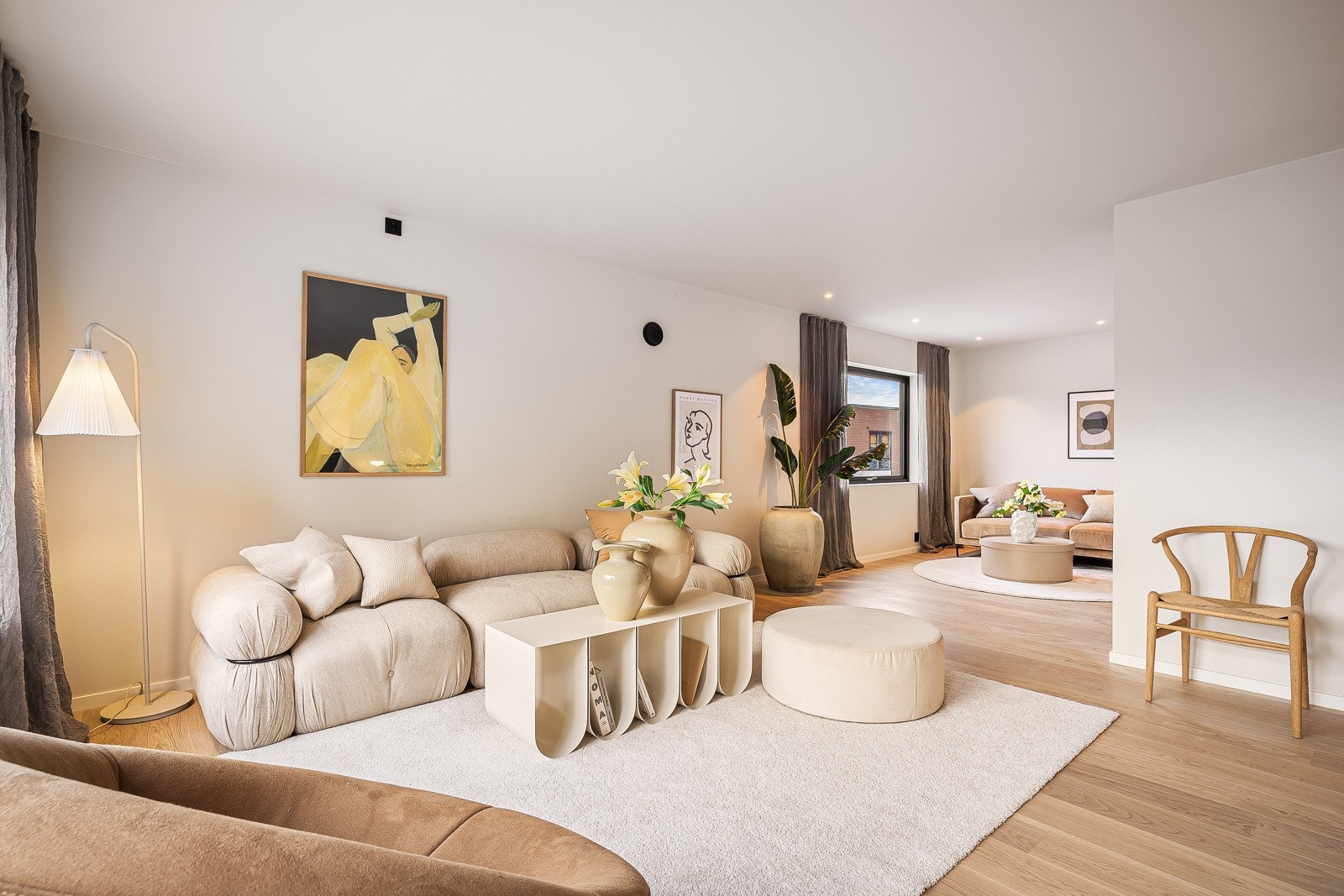 Den enorme stuen har rikelig plass til flere soner Galleribilde