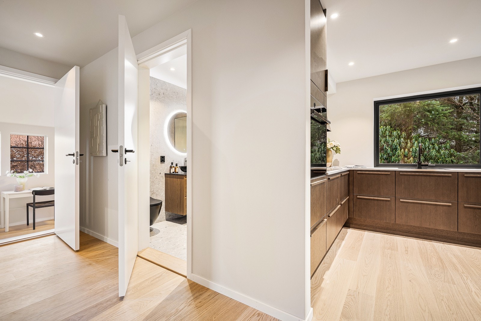 Boligen har tre bad, ett i hver etasje Galleribilde