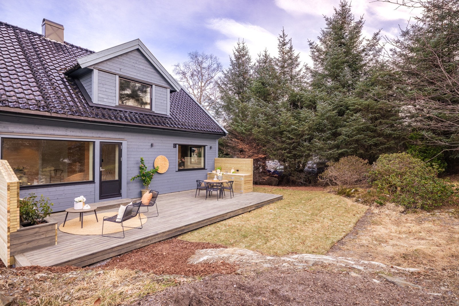 Taket med glasert takstein ble byttet i 2006 - Taket er etterisolert fra innsiden Galleribilde