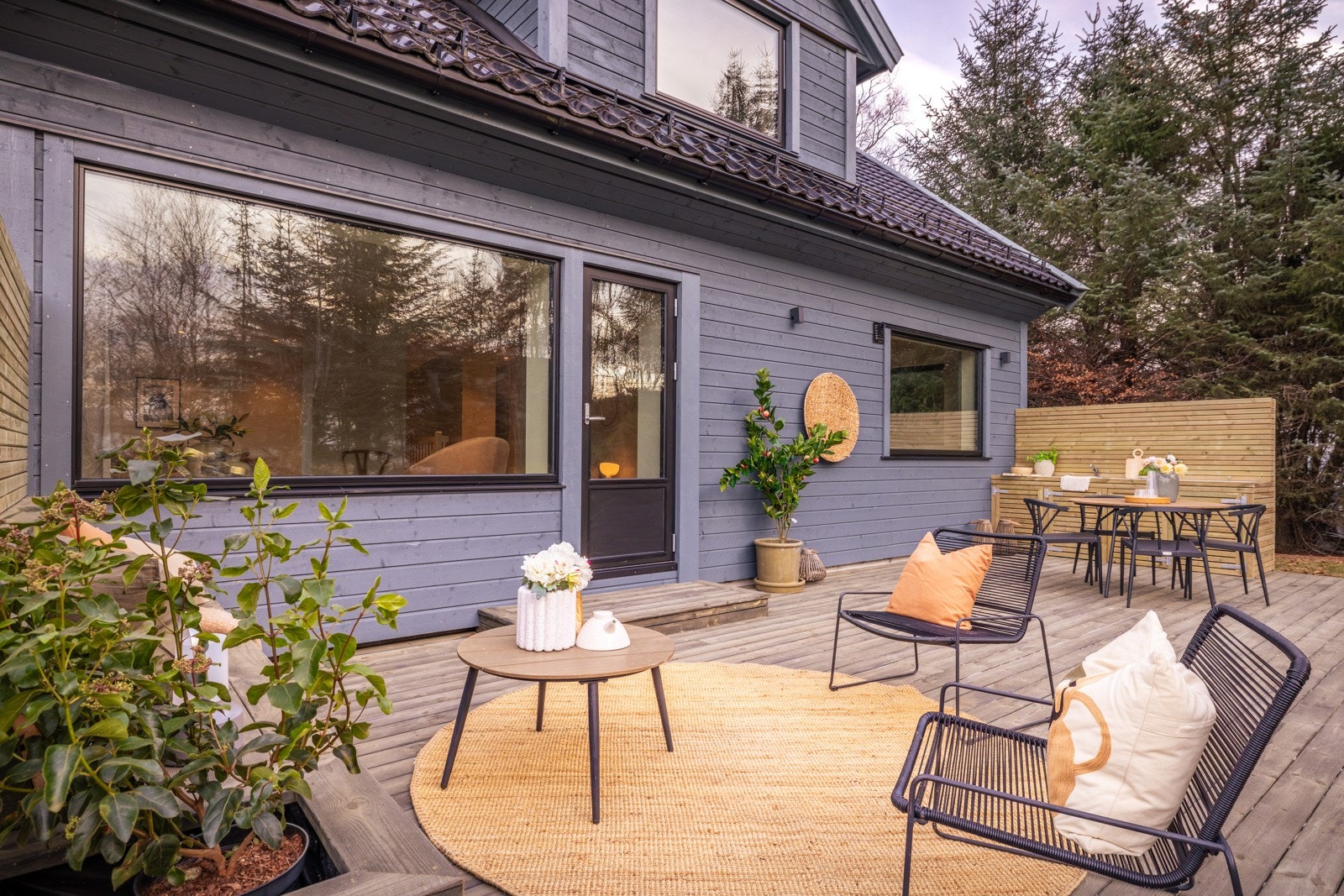 Terrassen har sol fra formiddag til godt ut på kvelden Galleribilde