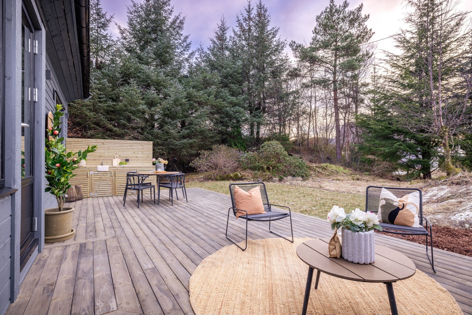 Fra stuen er det utgang til stor sørvestvendt terrasse med hage i front Galleribilde