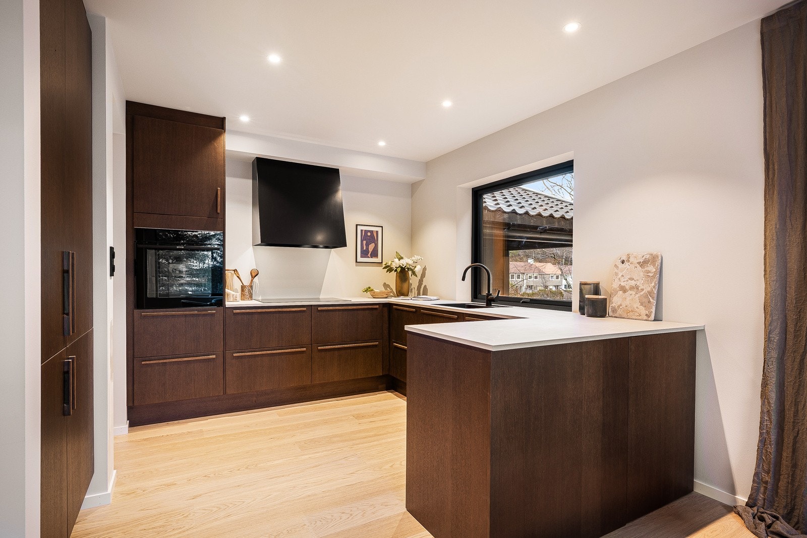 Påkostet kjøkken fra kvalitetsleverandøren Sigdal - Fronter i mørk eikefiner gir et eksklusivt preg Galleribilde