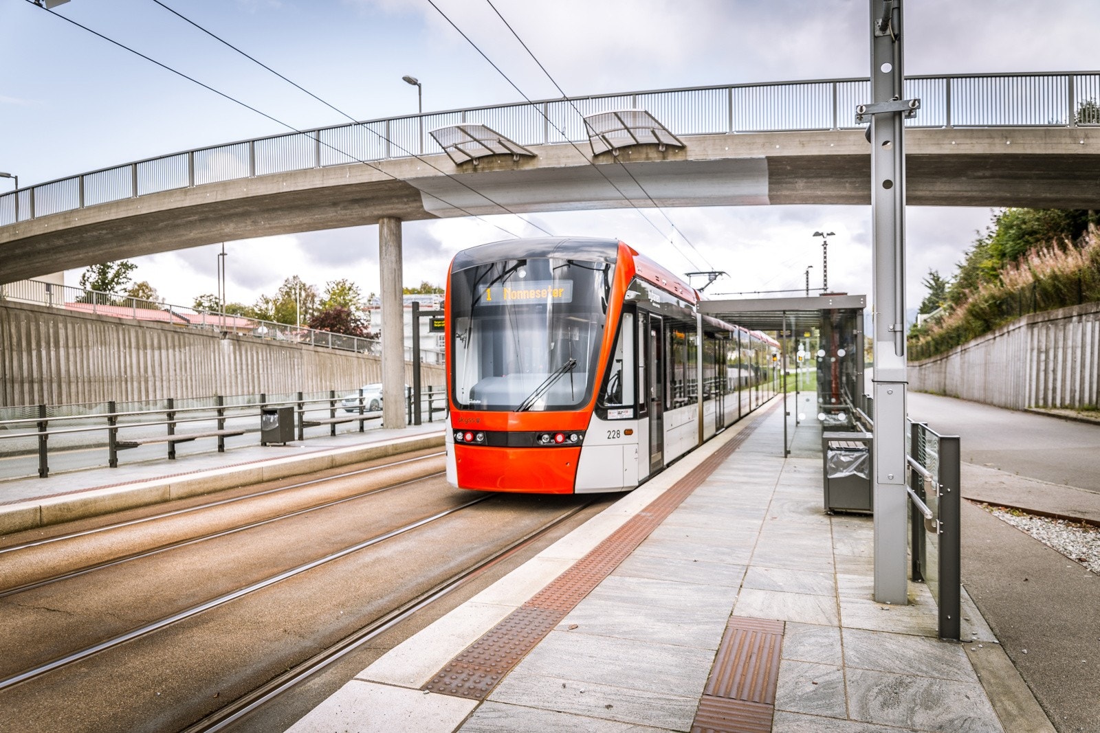 Det er kun noen minutters gange til Bybanestoppet på Skjold - Her er gangbro som sikrer trygg skolevei til Skjold Skole Galleribilde