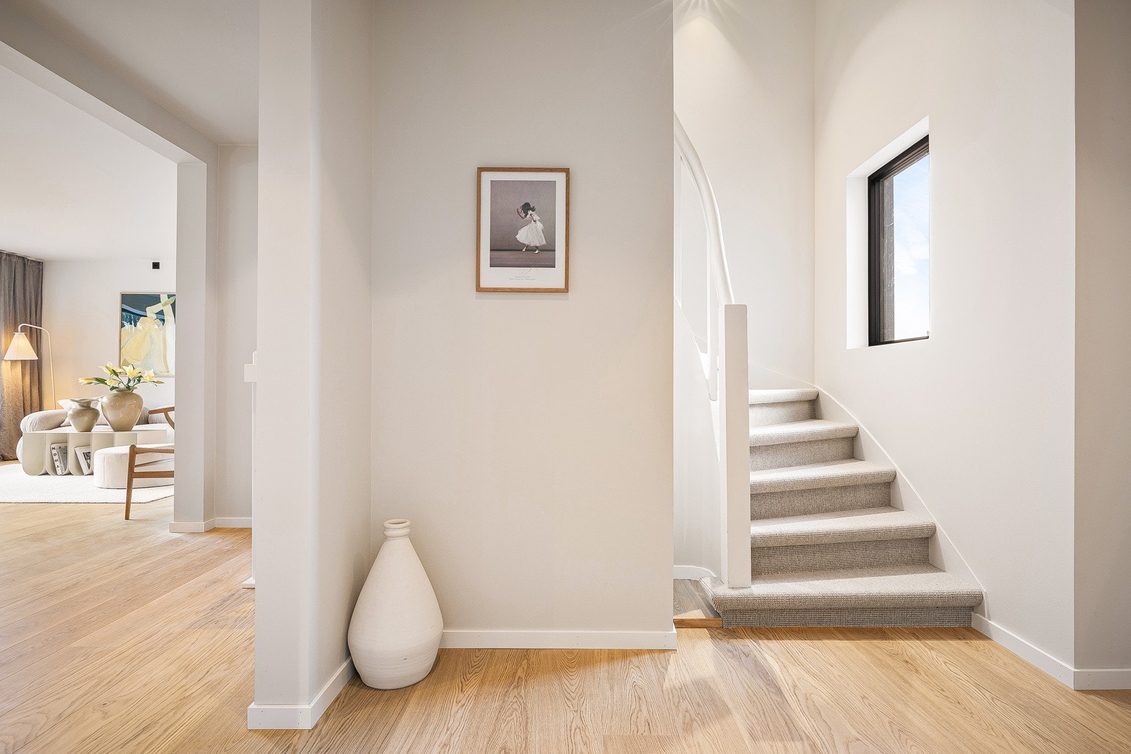 I trappen opp til andre etasje er det lagt teppe som er mykt å gå på - Det gir også god sklisikring Galleribilde