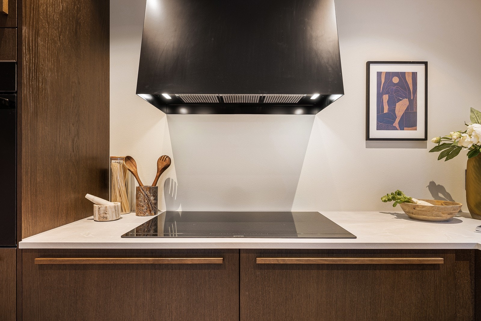 Både induksjonstopp, stekeovn, kjøleskap med frysedel og oppvaskmaskin er integrert i innredningen Galleribilde