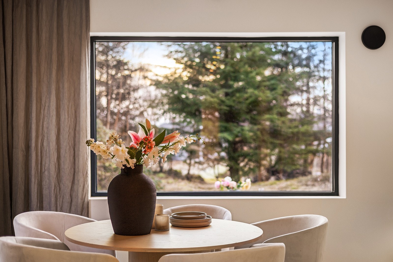 Stor tomt og vegetasjon gjør at stuen oppleves som skjermet og usjenert Galleribilde