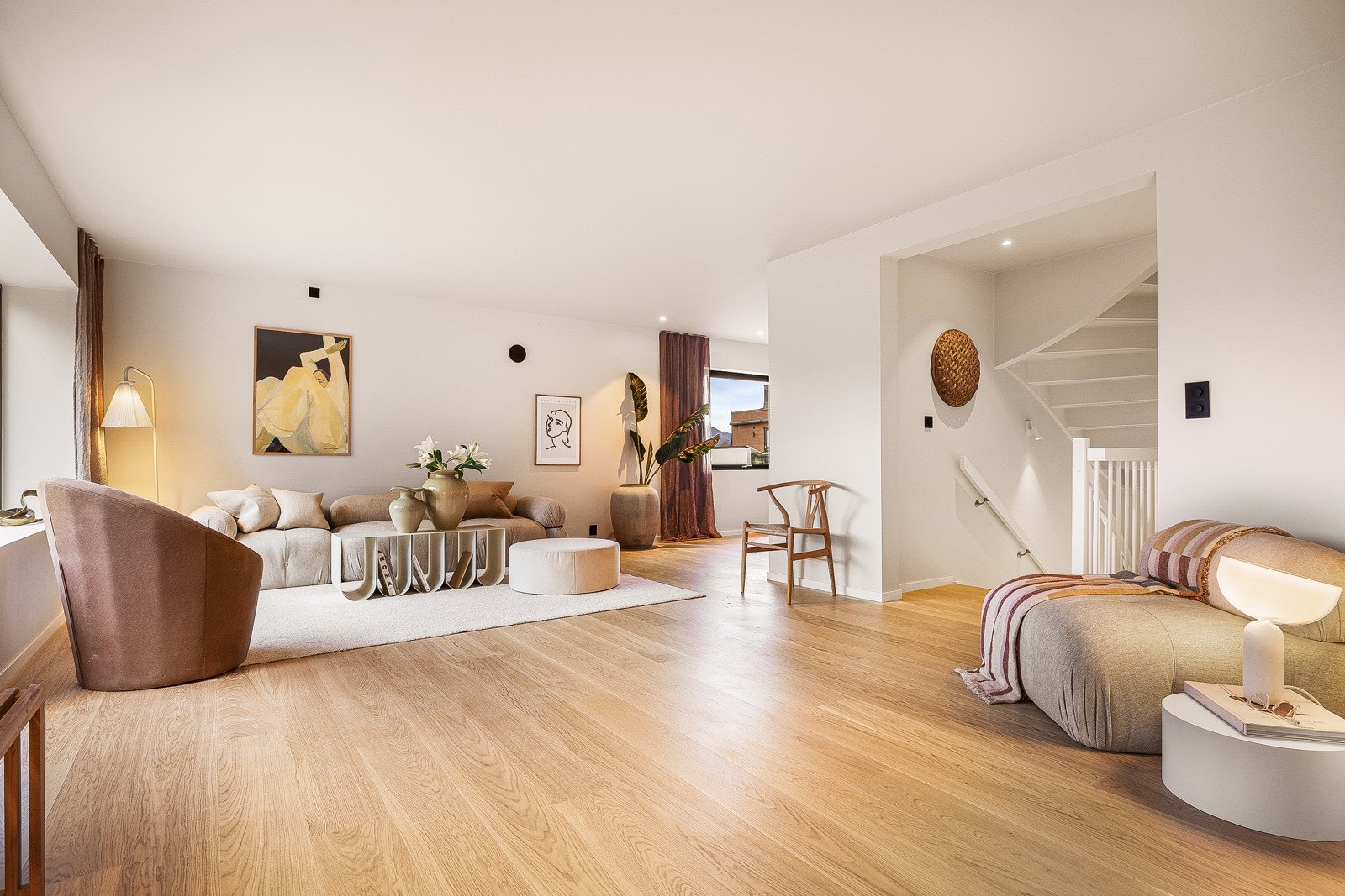 Hesteskoformen på stuen gjør den lett å innrede med mange fine soner Galleribilde