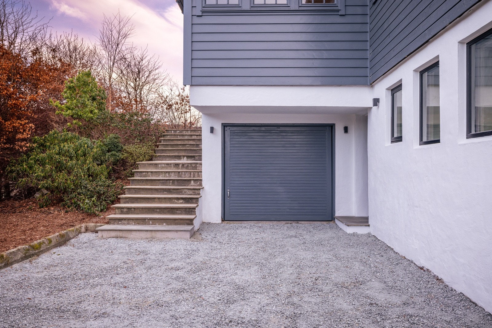 Boligen har garasje med plass til 1 bil, samt plass til parkering på tomten Galleribilde