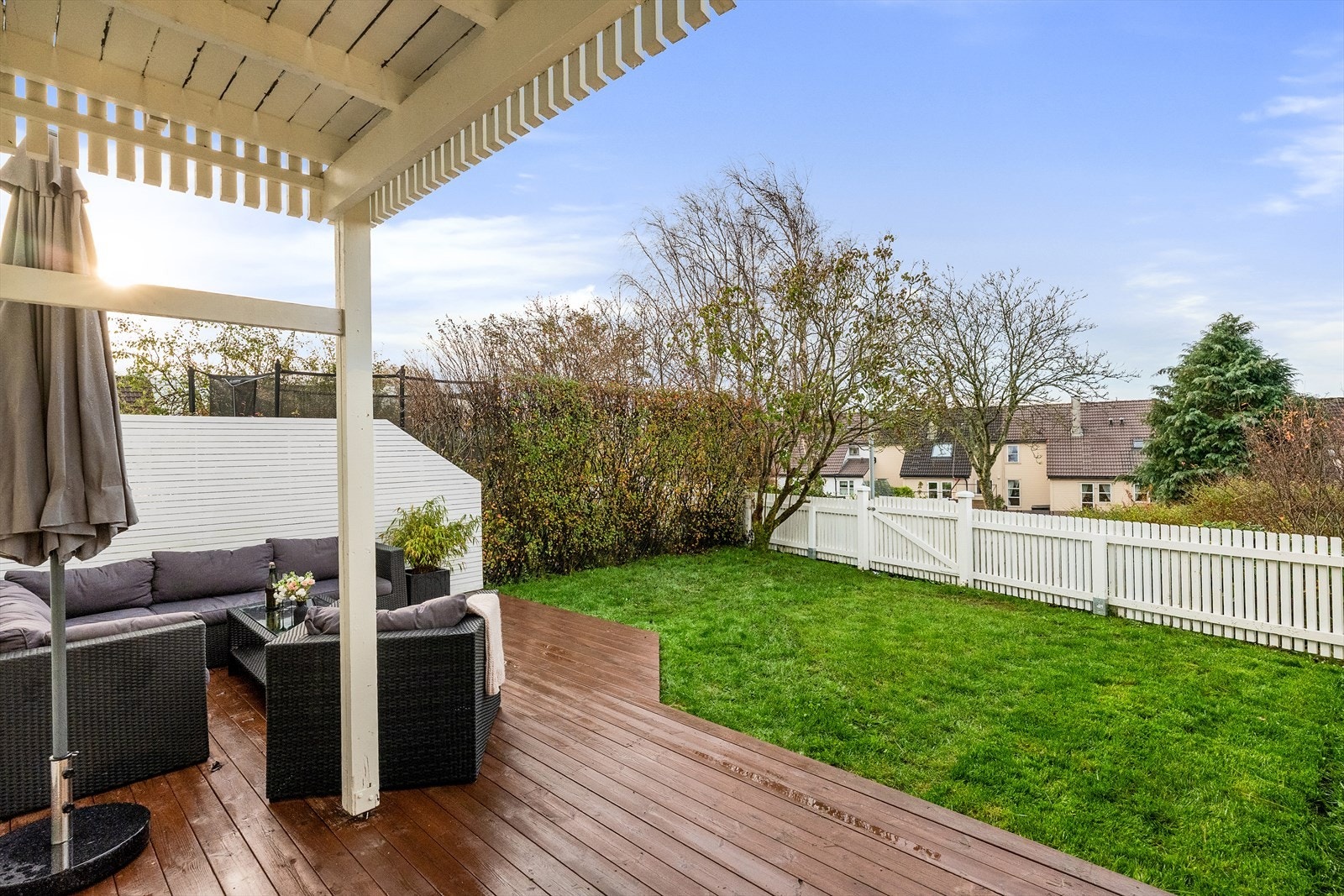 Hage med god uteplass. Solrikt Galleribilde