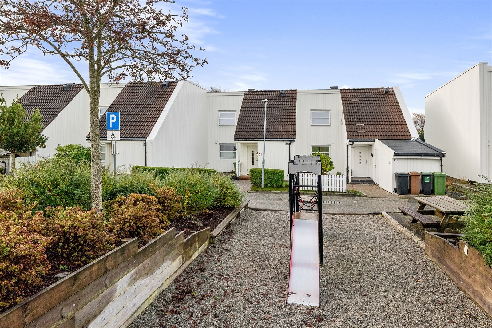 Rutsjebane, lekeområde og benker rett utenfor døren Galleribilde