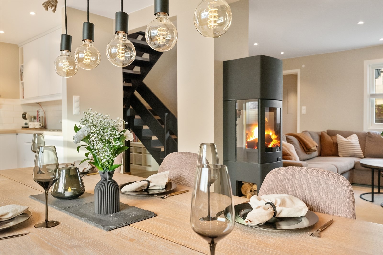 Vedovn midt i rommet med glass på flere sider Galleribilde