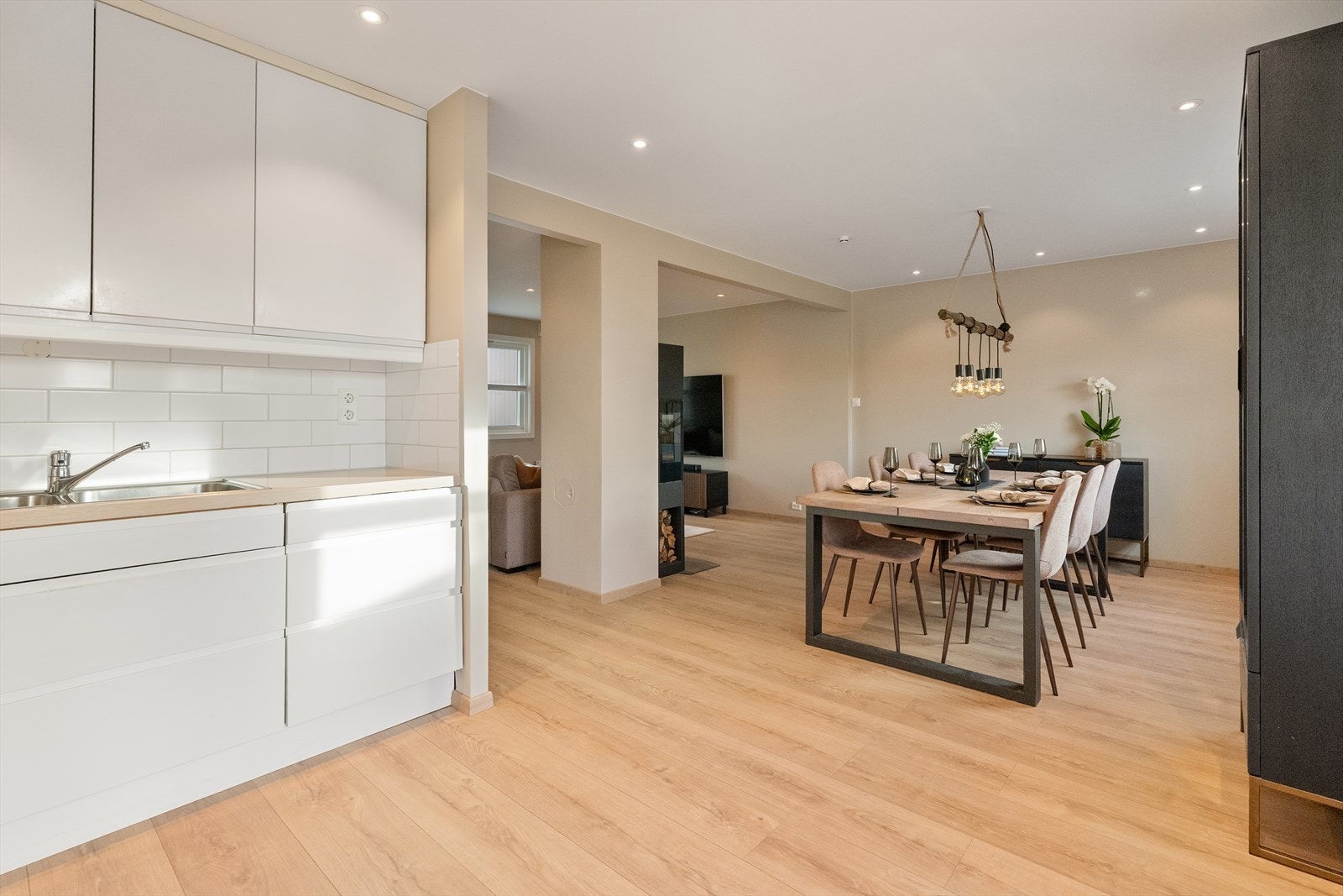 Godt plassert spiseplass rett ved kjøkkenet og med store vinduer som gir lysinnslipp Galleribilde