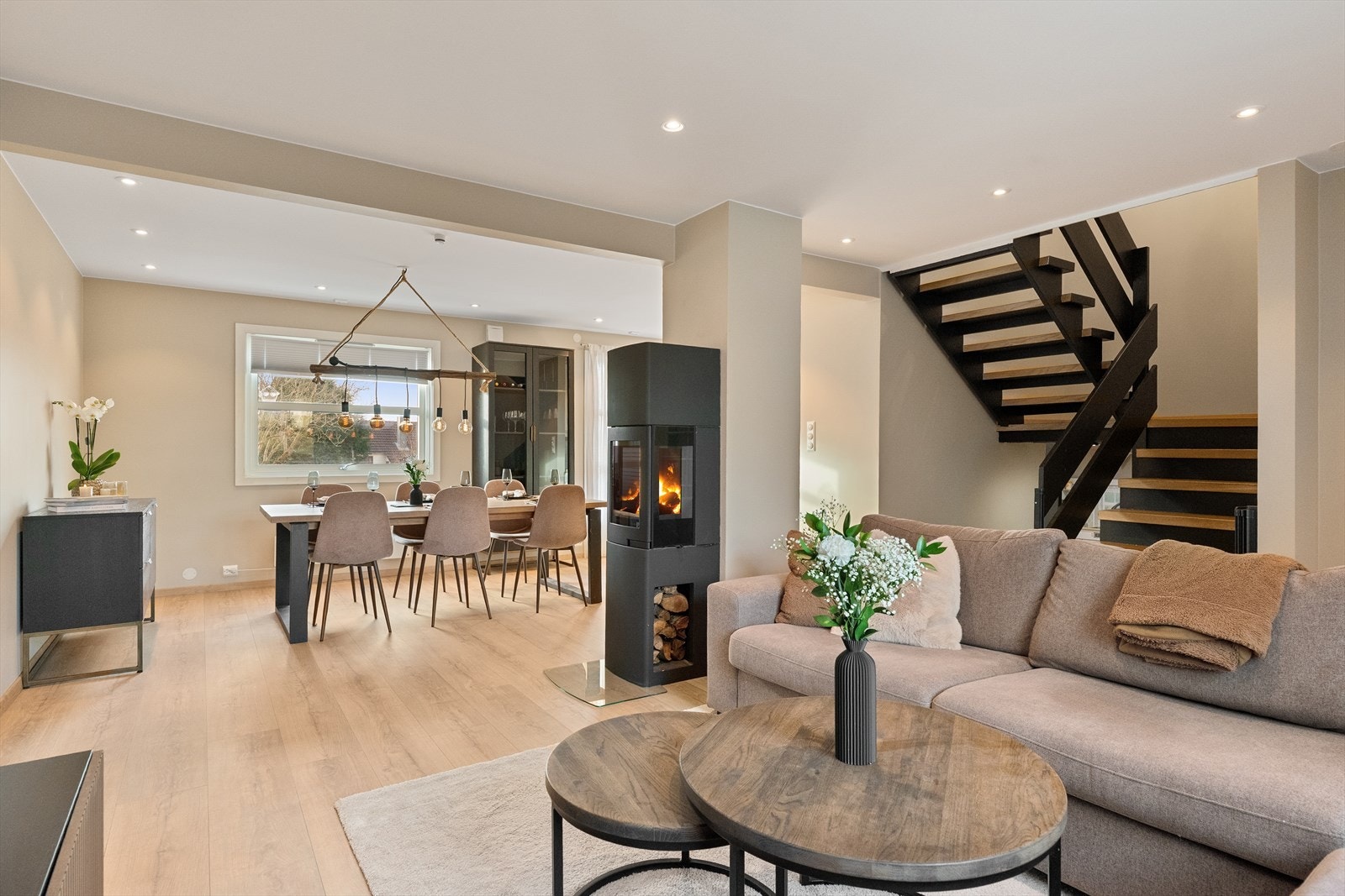 Et åpent og kjekt rom Galleribilde