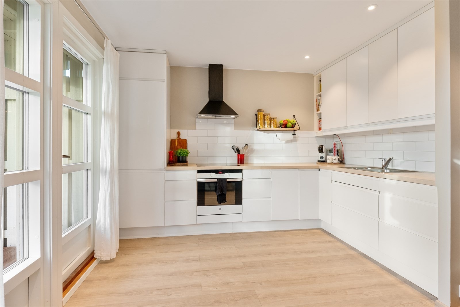 Kjøkken i stilren utførelse Galleribilde