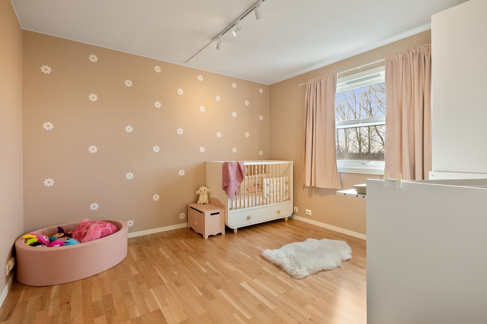 Soverom nr 2 av meget god størrelse Galleribilde