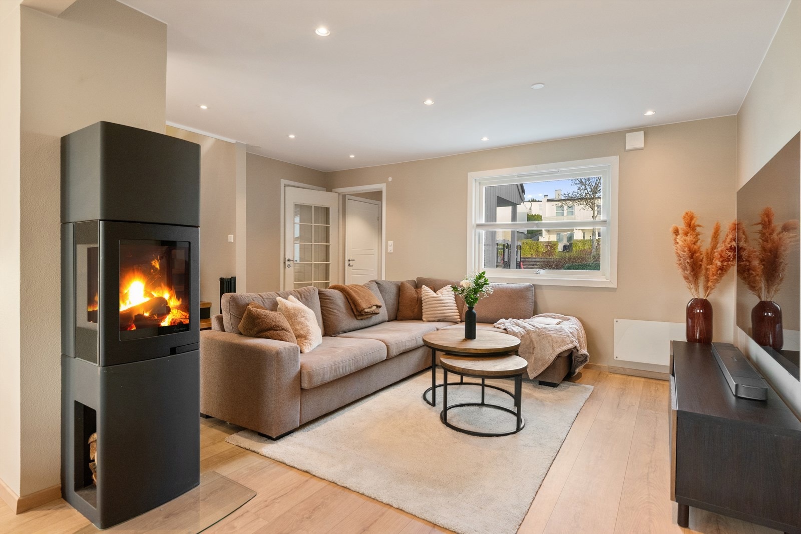 Stue med sofagruppe, spotter i taket og moderne farger Galleribilde