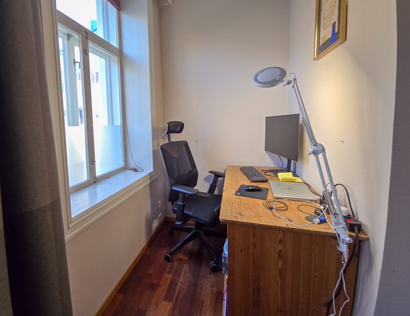 Arbeidskrok på soverommet. Kan også fint benyttes til garderobeplass. Galleribilde