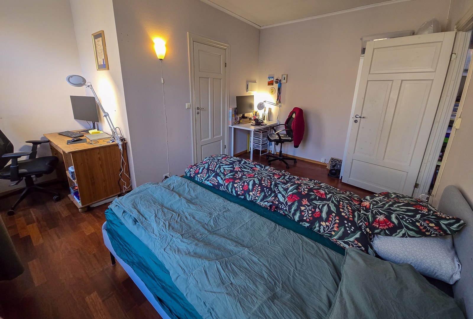 Nåværende leietaker har fått plass til to arbeidsstasjoner på soverommet. Galleribilde