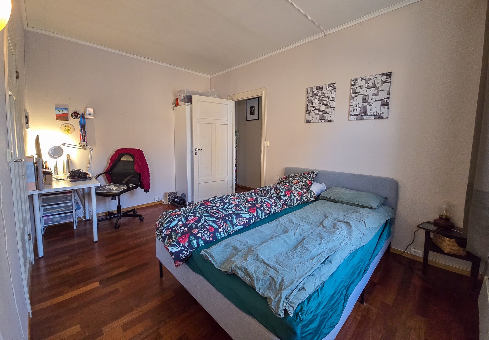 Stort soverom med god plass til seng, garderobeløsninger og skrivepult. Galleribilde