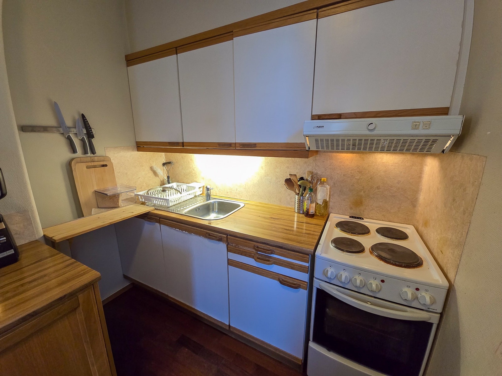 Kjøkkenet skal pusses opp før innflytting. Det blir hvit IKEA-innredning med integrerte hvitevarer som oppvaskmaskin, stekeovn, platetopp og kjøl-/fryseskap. Galleribilde