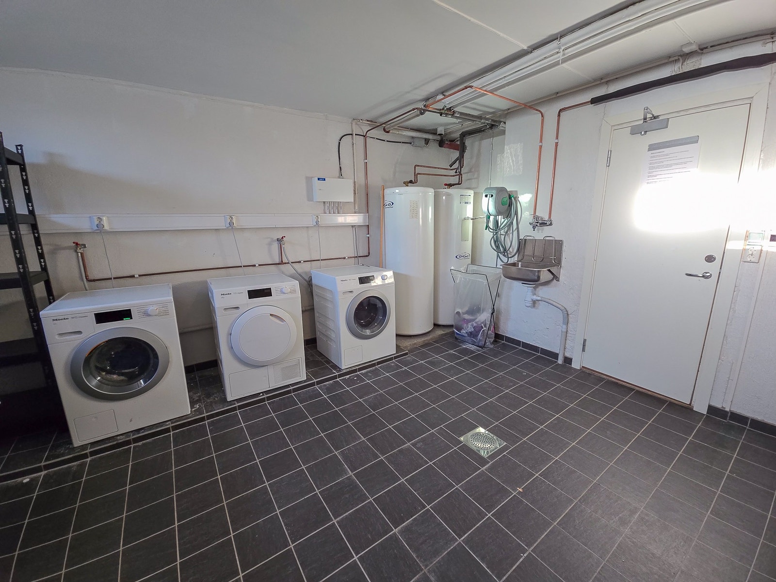 Felles vaskerom i kjeller. Galleribilde