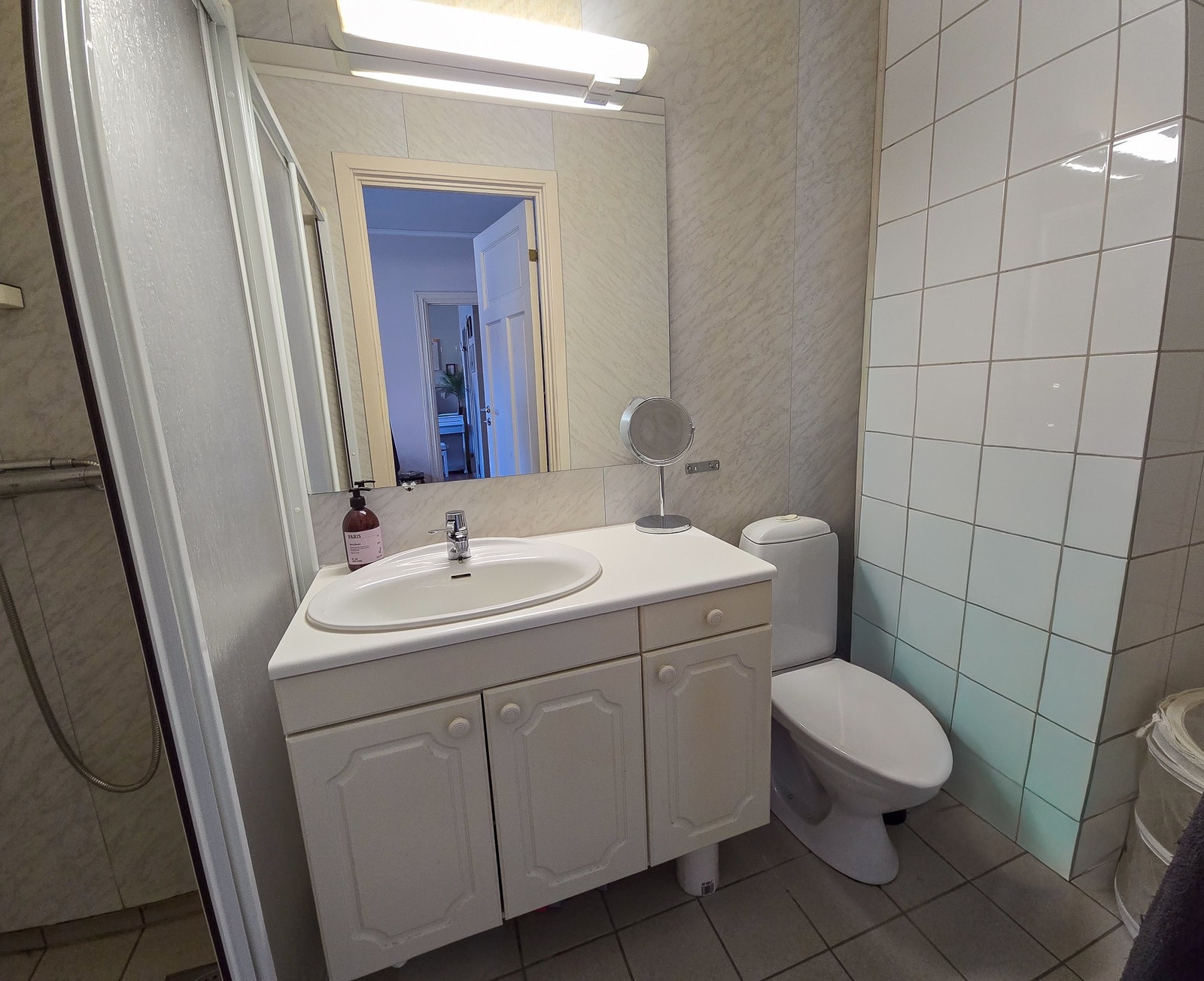 Bad med servantskap, wc og dusjnisje. Galleribilde