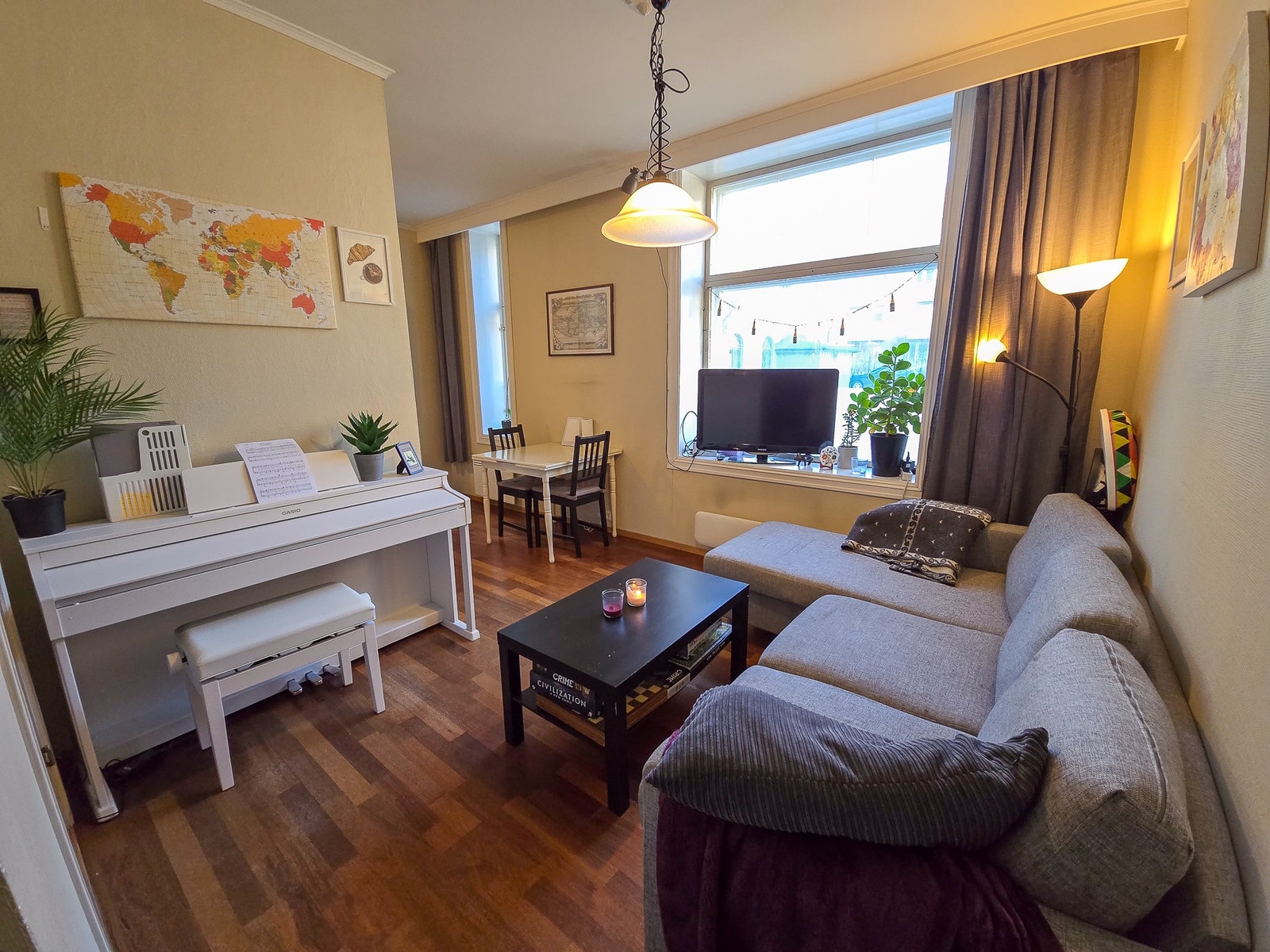 Leiligheten har god takhøyde og store vinduer som gir en luftig romfølelse. Galleribilde