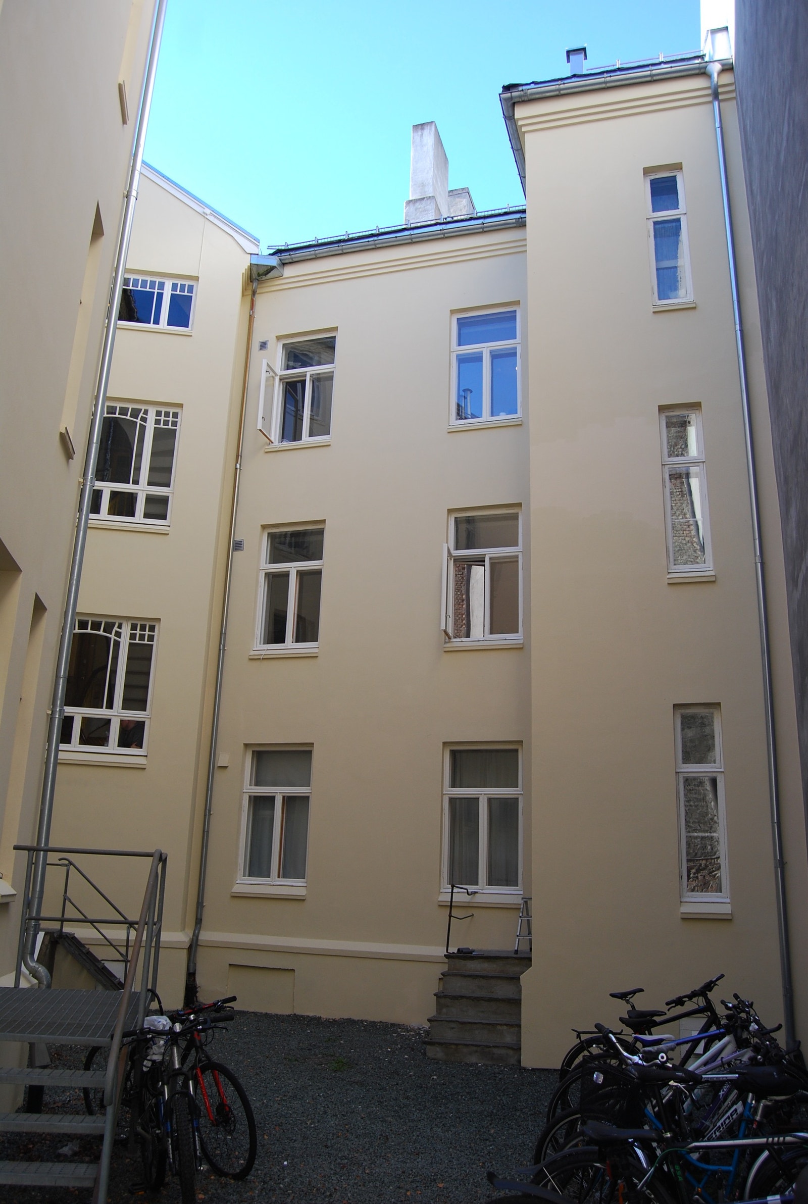 God plass til sykkelparkering i bakgård. Eiendommen er godt vedlikeholdt gjennom mange år. Galleribilde