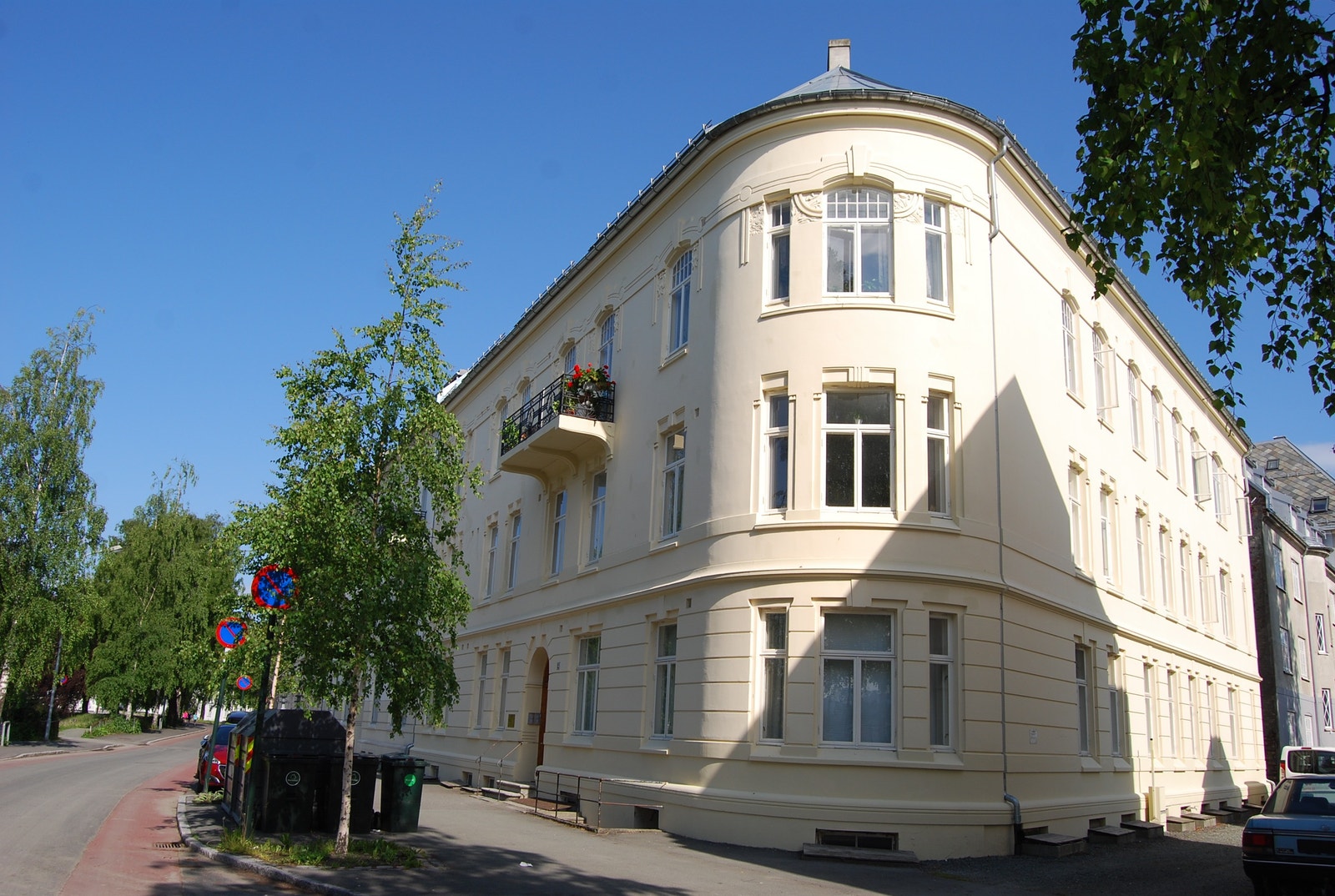 Velkommen til Elvegata 12, en historisk bygård fra jugendtiden. Eiendommen har vært i utleiers eie i over 30 år. Galleribilde